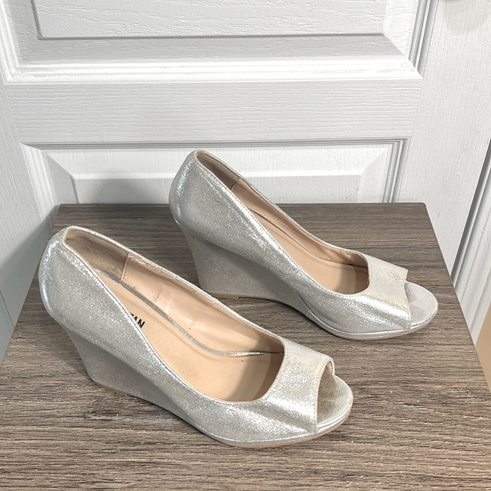 MANHATTAN COLLECTION WOMENS SILVER WAKEN SIL HIGH OPEN TOE WEDGES HEELS SIZE 8.5
